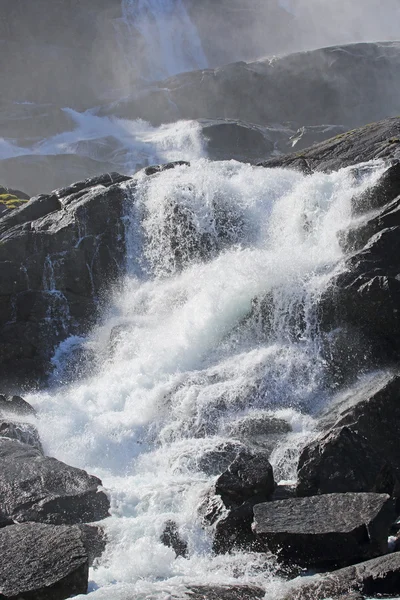 Langfossen vodopád v létě — Stock fotografie