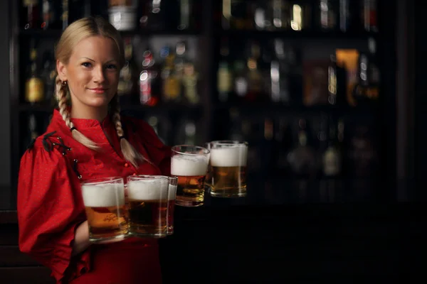 Oktoberfest bira kadınla — Stok fotoğraf