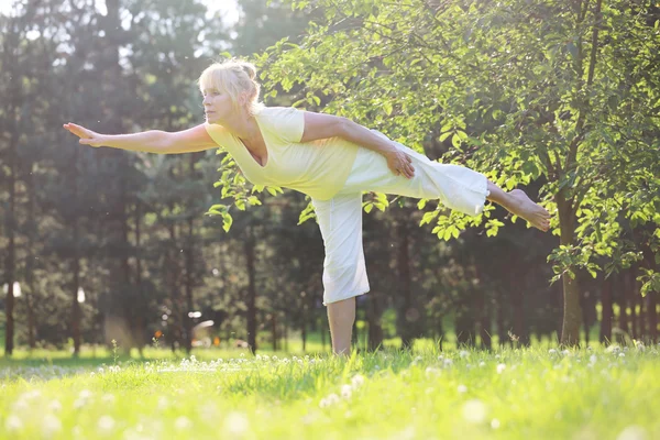 Yoga kvinnan i park — Stockfoto