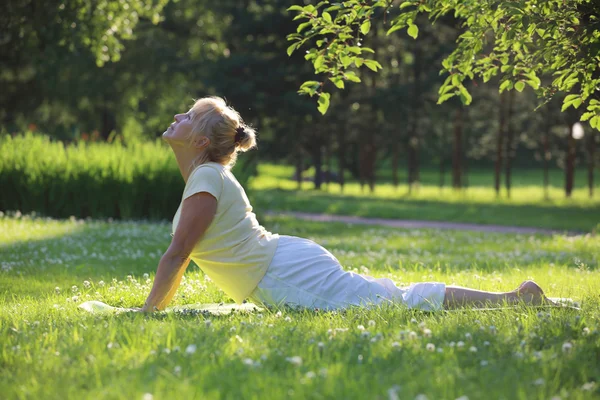 Йога жінка в парку — стокове фото