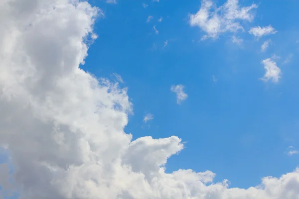 Blauer Himmel mit Wolken — Stockfoto