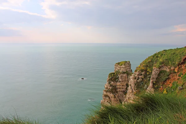 Näkymä merelle ja kallioita Etretat, Normandy, Ranska — kuvapankkivalokuva