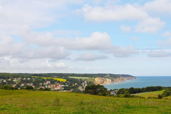 Panoramatický pohled na vesnici Etretat v Haute Normandie, Francie — Stock fotografie
