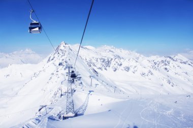 Dağlarda kayak kaldırma