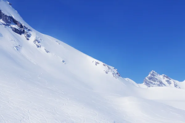 Вершины горного хребта зимой, Альпы, Австрия — стоковое фото