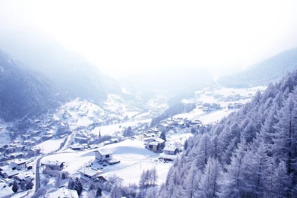 Panoramatický pohled na malé lyžařské středisko Solden, Rakousko — Stock fotografie