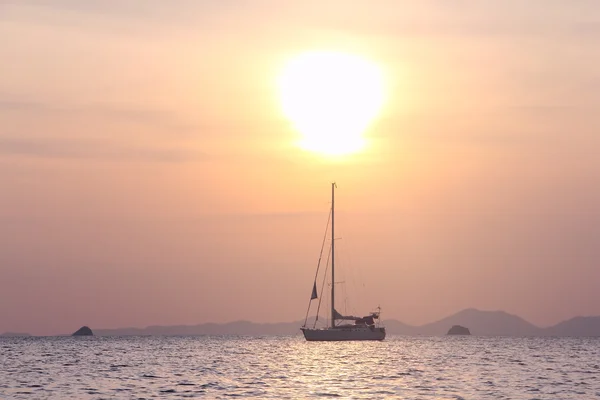 Sailing yaht in open sea on beautiful sunset sky background — Stock Photo, Image