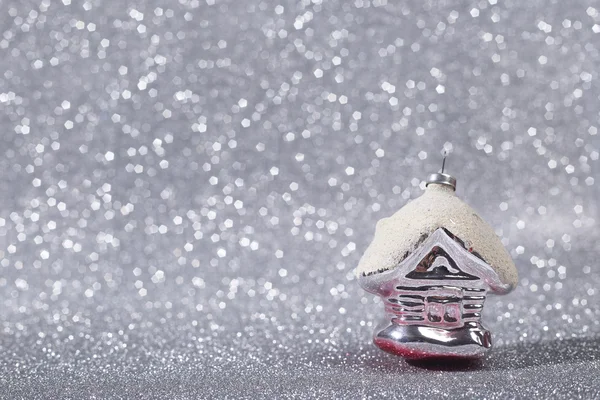 Decorazione natalizia su scintillante sfondo argento glitter con spazio copia — Foto Stock