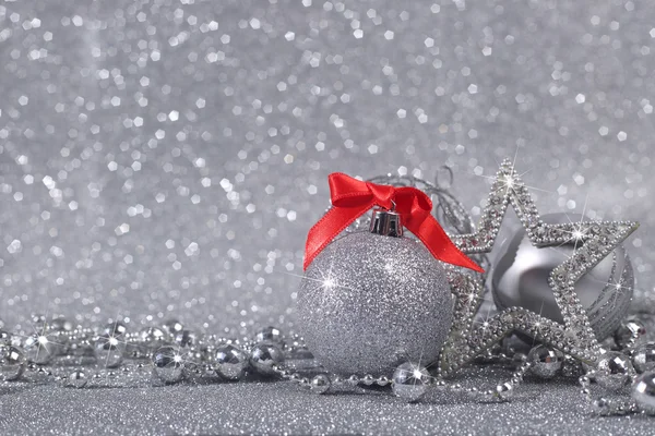 コピー スペースで光沢のあるキラキラ銀背景にクリスマスの装飾 — ストック写真