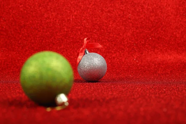 Рождественские шары на фоне красных блесток с копировальным пространством — стоковое фото