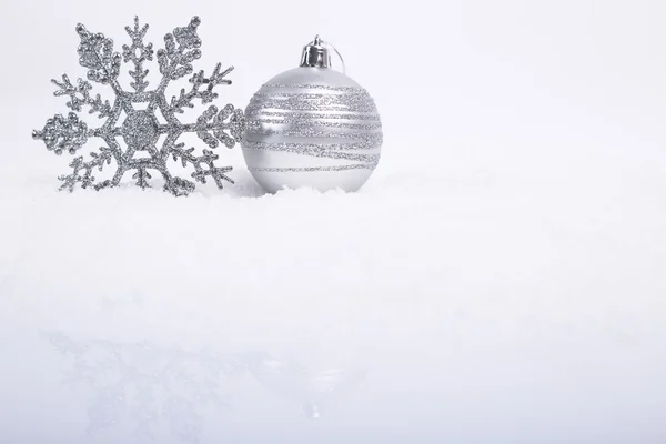 Flocons de neige décoratifs argentés sur neige, espace de copie blanc — Photo