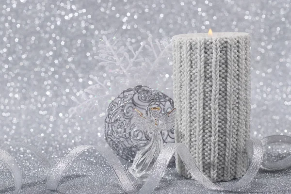 Schöne Weihnachtskerze auf silber glitzerndem Hintergrund mit Kopierraum — Stockfoto