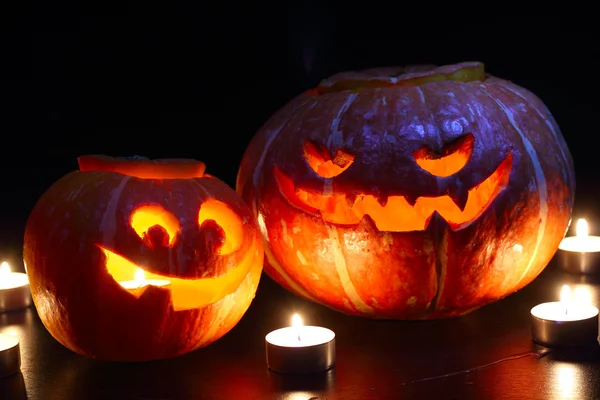 Halloween pumpa på svart — Stockfoto