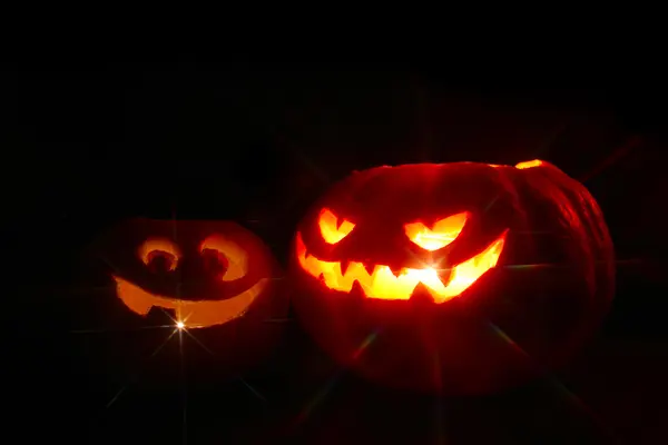 Halloween pumpa på svart — Stockfoto