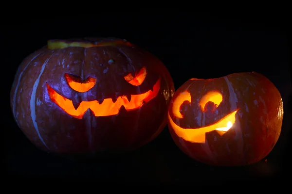 Halloween pompoen op zwart — Stockfoto