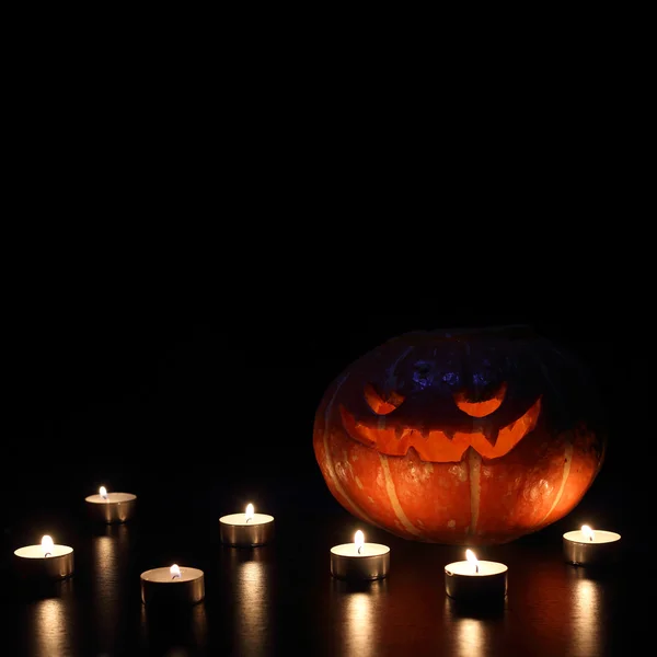 Halloween pumpa på svart — Stockfoto