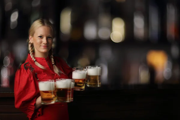 オクトーバーフェスト ビールと女性 — ストック写真