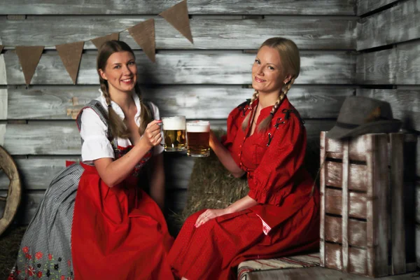 Oktoberfest γυναίκες με μπύρα — Φωτογραφία Αρχείου