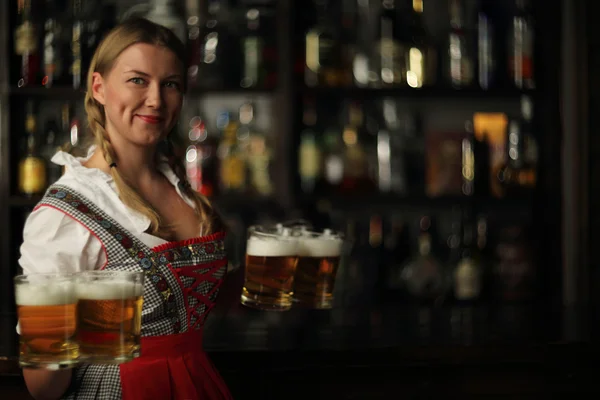 Oktoberfest mujer con cerveza — Foto de Stock