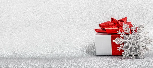 Рождественский Праздник Композиция Праздничного Декора Подарочная Коробка Красной Лентой Серебряном — стоковое фото