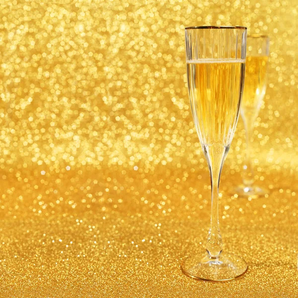 Twee Glazen Champagne Met Gouden Glitterlichten Achtergrond — Stockfoto