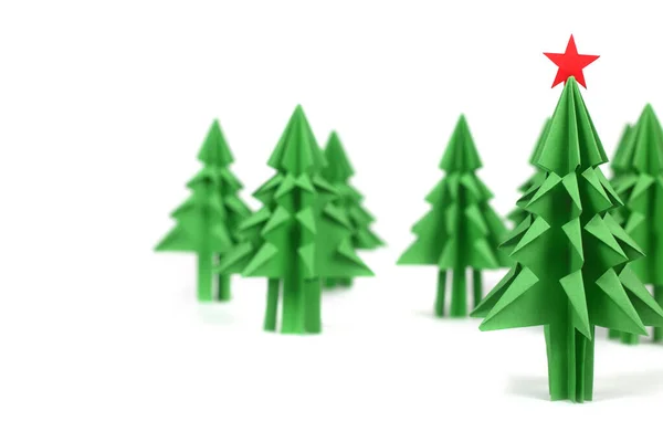 奥里加米圣诞树 绿色工艺纸 白色背景隔离 — 图库照片