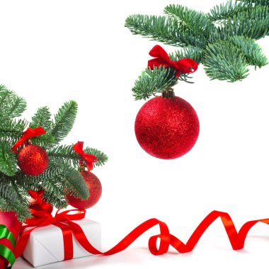 Noel ağacının altında kırmızı saten fiyonklu ve kıvırcık kurdeleli beyaz bayram hediye kutusu, beyaz arka planda izole edilmiş sınır çerçevesi tasarımı.