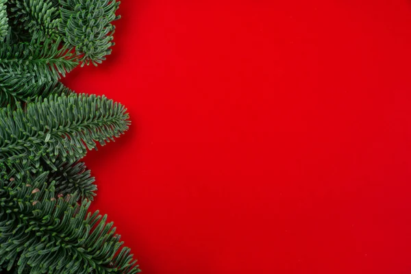 Різдвяна Ялинка Гілки Декору Рамки Червоному Тлі Місцем Тексту — стокове фото