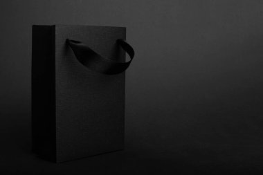 Koyu arkaplan satışı kavramında metin ve logo için fotokopi alanı olan Kara Cuma boş kağıt çanta