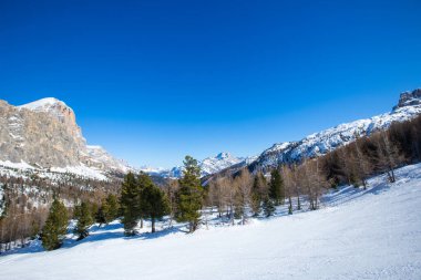 Dolomitler Dolomiti İtalya kışın güzel alp dağları ve kayak yamacı Cortina d 'Ampezzo Col Gallina dağı zirveleri ünlü manzara kayak merkezi.