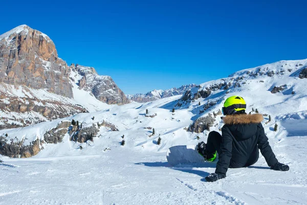 Vista Trasera Snowboarder Femenina Sentada Pista Esquí Estación Dolomitas Alpes —  Fotos de Stock