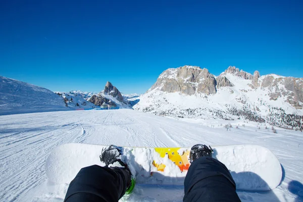 Snowboardista Sedící Sjezdovce Letovisku Dolomity Italské Alpy Pohled Nohy Snowboard — Stock fotografie