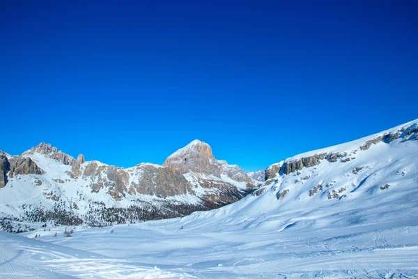 意大利多洛米提冬季美丽的阿尔卑斯山和滑雪场科迪纳 安培佐科尔盖里纳高山山峰著名的风景滑雪场区 — 图库照片