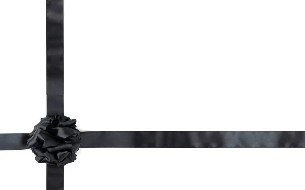 白い背景に隔離された黒い絹のリボンと大きな丸い弓の国境フレームの角のデザイン 黒の金曜日のギフト販売のデザインコンセプト テキストのためのコピースペース — ストック写真