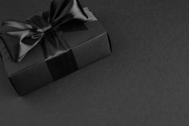 Kara Cuma hediye kutusu siyah kavramsal tasarım üzerine kurdele yayıyla hediye.
