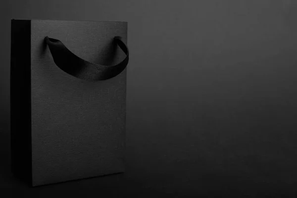 Черная Пятница Пустой Бумажный Пакет Копировальным Местом Текста Логотипа Темном — стоковое фото