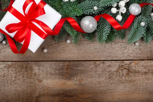 Noel Hediyesi Ağaç Dalları Ahşap Arka Planda Şenlikli Süslemeler — Stok fotoğraf
