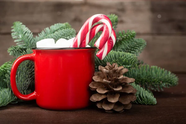 Cacao Taza Roja Con Malvaviscos Bastón Caramelo Abeto Navidad Sobre — Foto de Stock