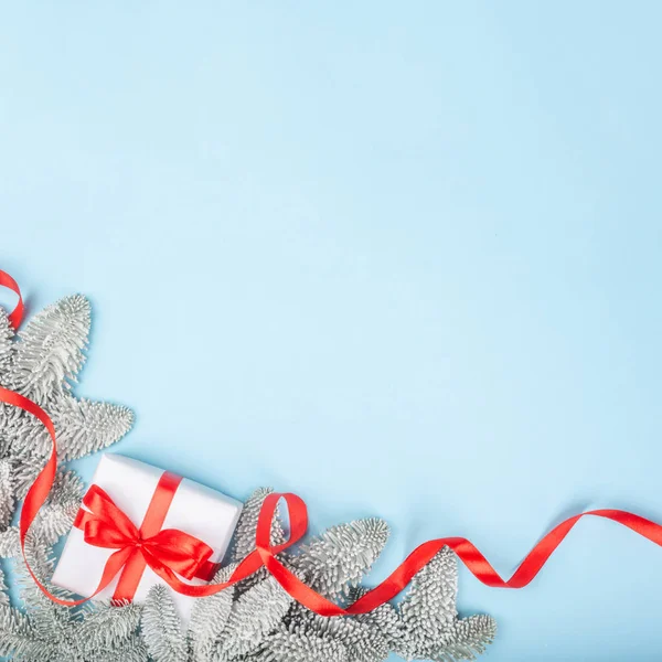 Ледяные Ветки Елки Рождественский Декоративный Подарок Красной Лентой Синем Фоне — стоковое фото