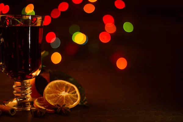 Glühwein Mit Zimtstangen Und Orange Über Weihnachtsbeleuchtung Hintergrund — Stockfoto