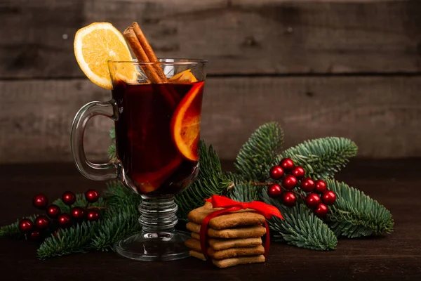 Vinho Amontoado Com Paus Canela Ramo Abeto Laranja Bugigangas Composição — Fotografia de Stock