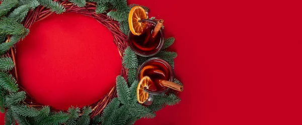 Couronne Décorative Noël Avec Brindilles Sapin Noble Vin Chaud Sur — Photo