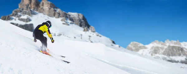 Esquiador Montaña Alpino Esquiando Cuesta Abajo Las Altas Montañas Alpes — Foto de Stock