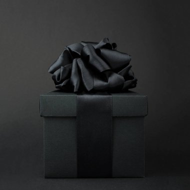 Metin için saten kurdele fiyonklu kutu hediyeli Kara Cuma satış arkaplanı