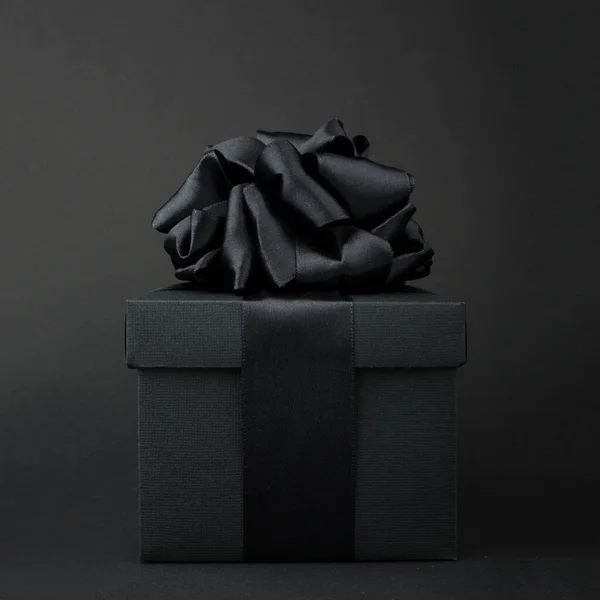 Μαύρο Φόντο Πώληση Παρασκευή Κουτί Δώρο Δώρο Σατέν Κορδέλα Τόξο — Φωτογραφία Αρχείου