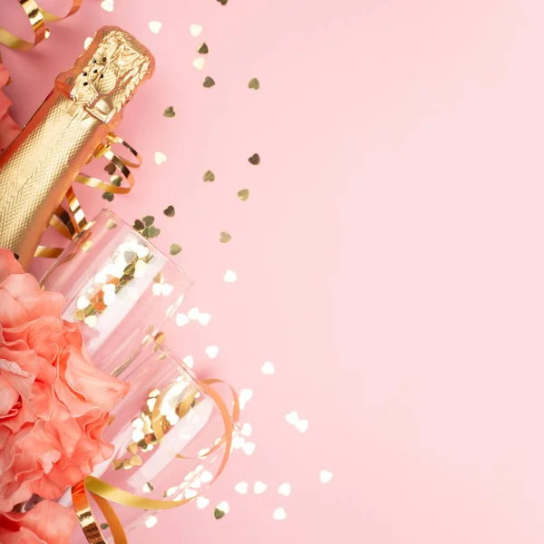 Valentines Bouteille Champagne Flûte Verres Confettis Coeurs Fleurs Roses Serpentine — Photo