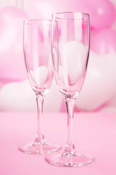 Sevgililer Günü Nde Şampanya Kadehleri Pembe Balonların Üzerinde Bardaklar Metin — Stok fotoğraf