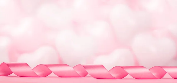 バレンタインデーの背景とともにピンク色の巻きサテンリボンと多くの風船でコピースペースのためのテキスト — ストック写真