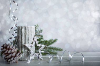 Kıvrımlı kurdele kurdeleli yeni yıl mumu ışıltılı bokeh ışıkları arka planında metin alanı için fotokopi alanı ile birlikte.