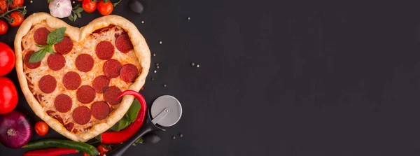 Coração Pizza Forma Pepperoni Com Ingredientes Sobre Fundo Preto Conceito — Fotografia de Stock